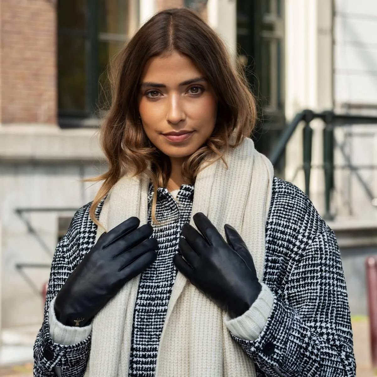 Ivy (black) – sheepskin leather gloves with wool/cashmere lining & touchscreen feature