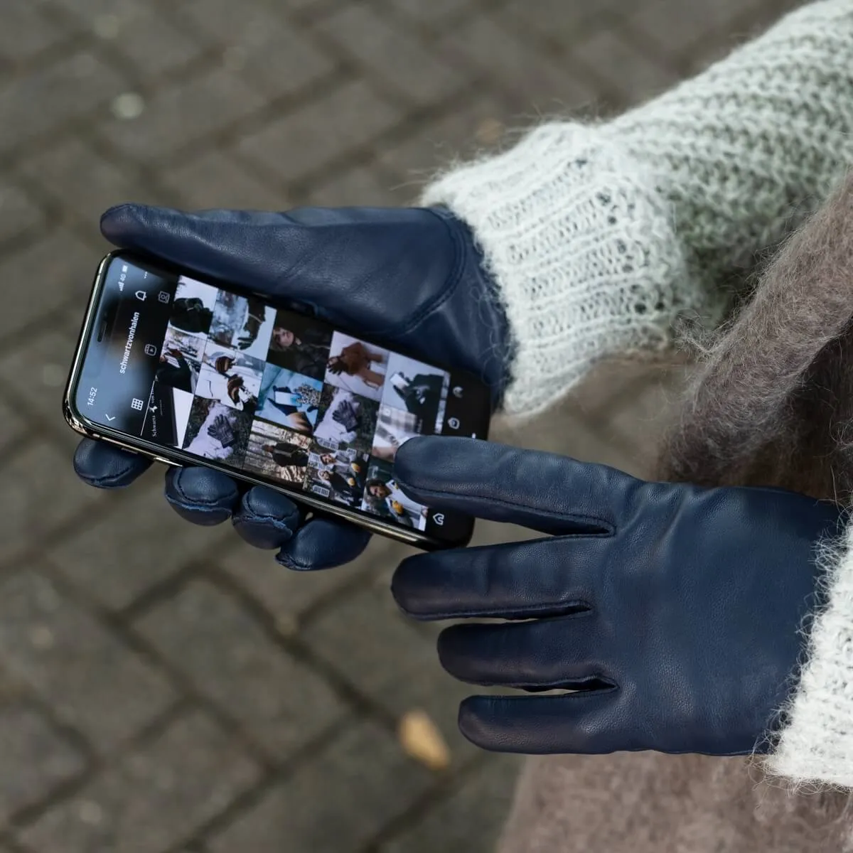 Ivy (blue) – sheepskin leather gloves with wool/cashmere lining & touchscreen feature