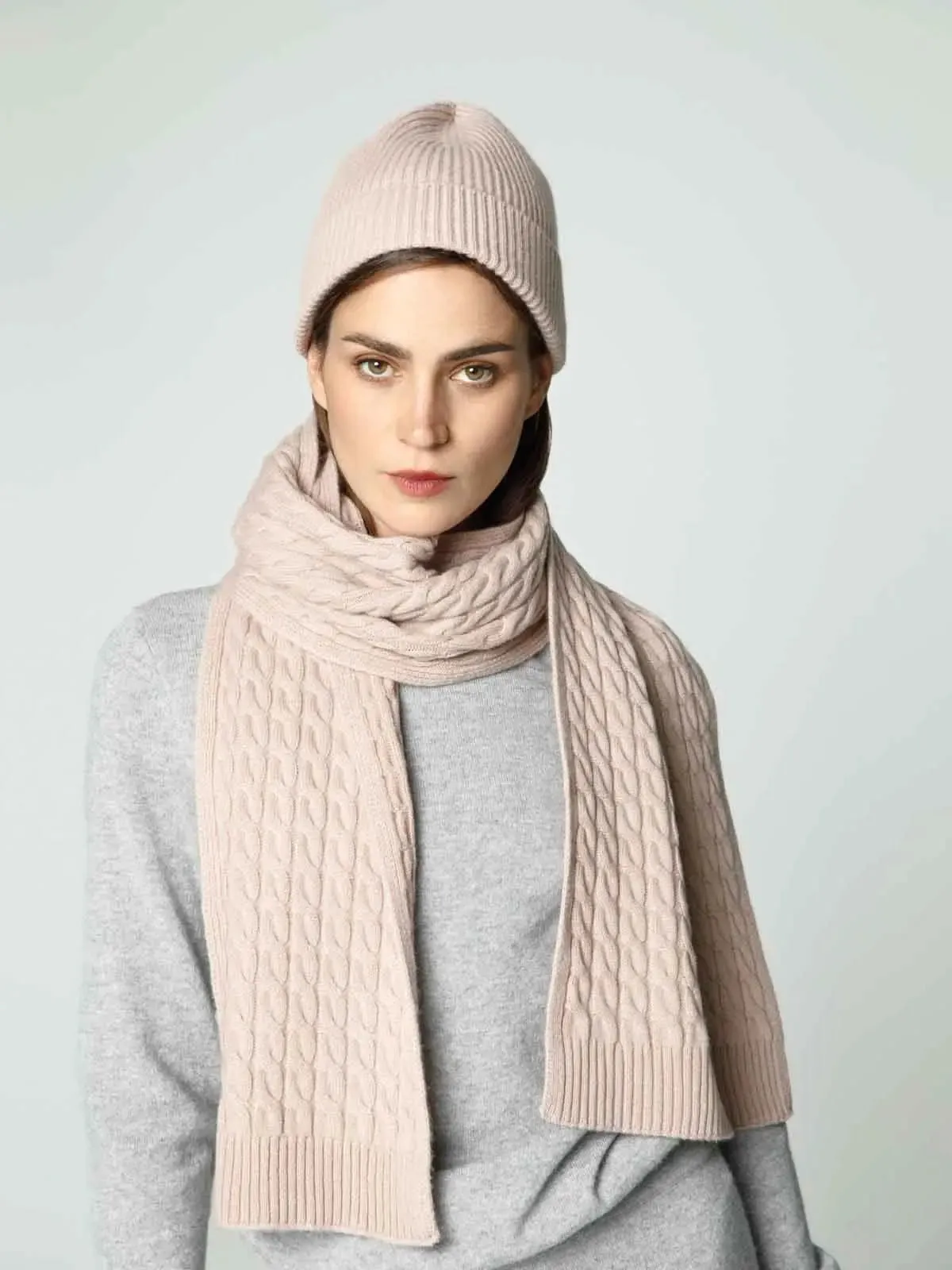 Knitted scarf in Ice Pink shade