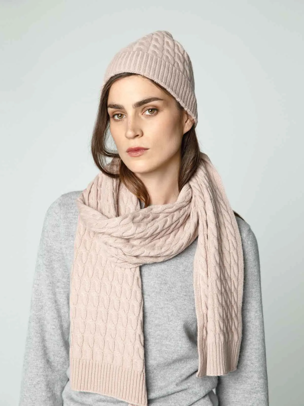 Knitted scarf in Ice Pink shade